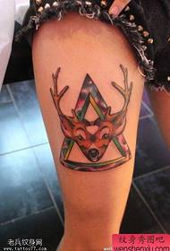 Tatuaje de triángulo de antílope estrellado de color de pierna