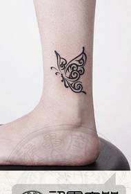 Meiteņu kājās populārs skaistais totem tauriņa tetovējums