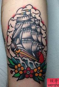 Tatueringsshow, rekommenderar ett tatueringsmönster för färg segelbåt