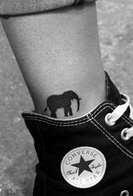 Pola tato kaki totem gajah modis populer