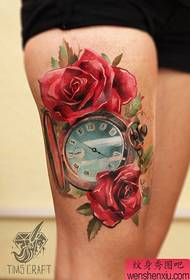 Le gambe delle ragazze sono popolari con bellissimi orologi da tasca e tatuaggi rosa