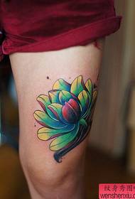 Vrou se bene, lotus, tatoeëermerke