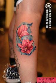 Bèl modèl tatoo floral sou janm yo