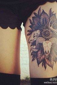 Spettacolo di tatuaggi, raccomandare un tatuaggio sulle gambe di una donna