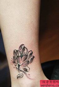 Tetovaža lotosa s tintom na gležnju djeluje