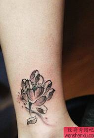 Tatoo lotosa za gleženj s črnilom za gleženj deluje