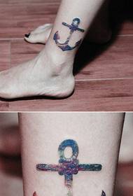 Mergaičių kojų populiarus pop žvaigždės inkaro tatuiruotės modelis