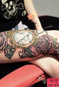 Tatuaggi di colore creativo di gambe di donna