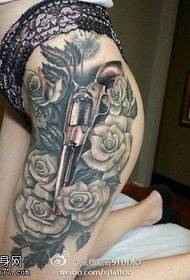 Nő lába pisztoly rózsa tetoválás tetoválás működik
