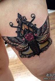 Piedi di donna creativa di tatuaggi di travagliu