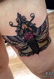 Lavoro creativo del tatuaggio delle gambe della donna