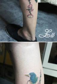 Gražus pop-up slyvų žiedų tatuiruotės modelis ant kojų