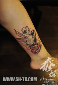 Lindo patrón de tatuaje de conejo de moda para piernas de chicas