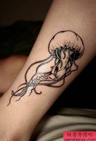 Kaunis miespuolisten meduusoiden tatuointikuvio poikien jaloille