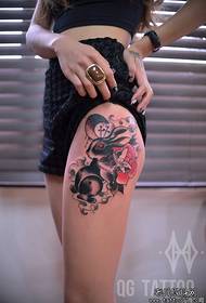 Tendência perna da menina é muito bonito padrão de tatuagem de coelho