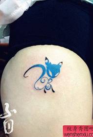 Miguu barua za classic na muundo wa tatoo la mbweha