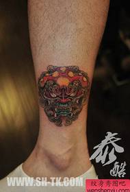Ang cool at guwapo na pattern ng Tang lion tattoo sa mga binti ng lalaki