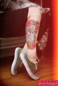 un patrón de tatuaxe de relleno de cores de perna de muller