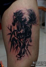 Pernas de homem estilo chinês pintura a tinta padrão de tatuagem de cavalo