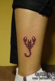un model de tatuaj scorpion cu totem color pe picior