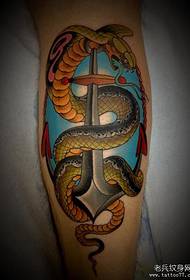 Klasično sidro nogu s uzorkom tetovaže zmija