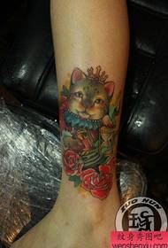 Симпатична симпатична мачка тетоважа шема на нозете