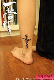 Tyttöjalat suosittu pop totem cross tatuointi malli