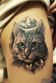 një model tatuazh mace e zi dhe e bardhë në këmbën e vajzës