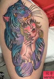 As tatuaxes da rapaza do tigre de cor da perna son compartidas pola sala de tatuaxes