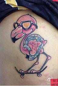 Láb gördeszkás flamingó tetoválások