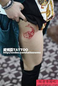 Padrão de tatuagem de peixe totem agradável perna da menina