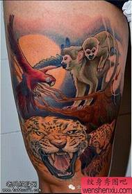 El tatuaje del mono águila leopardo funciona por el espectáculo de tatuajes