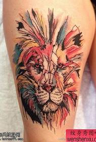 Tato singa warna kaki dibagikan oleh tato