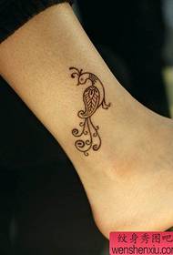Slike s tatoo prikazujejo ženski vzorec tatoo gležnja