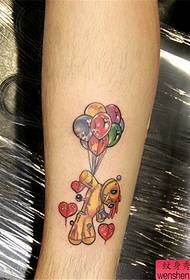 Ett ben farge lite friskt tatoveringsmønster