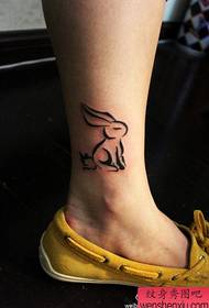 Gudrs pop tom zaķa tetovējuma raksts meiteņu kājām