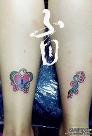 Picioarele fetei cuplu frumos iubesc blocarea cu model tatuaj cheie