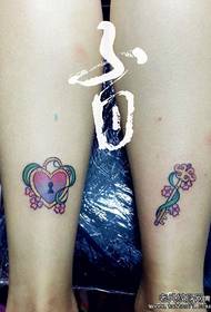 Jambes de fille beau couple amour serrure avec motif de tatouage clé