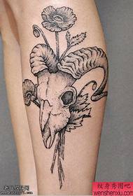 De gestileerde antilope-tatoeages van de benen worden gedeeld door de tattoo-show.