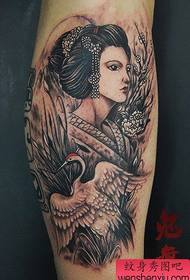 Hermoso tatuaje clásico de geisha y grulla blanca en las piernas
