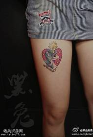 Vrouw benen gekleurde eenhoorn tattoo werkt