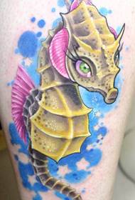 Espectáculo de tatuaxes, recomenda unha tatuaxe de hipocampo de cor de pernas