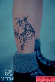 Bonic patró de tatuatge de bambú en blanc i negre a les cames