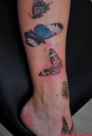 група на убава тетоважа со пеперутки работи на теле