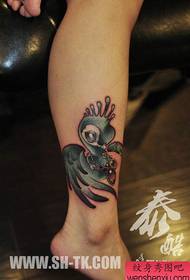 女生腿部流行流行的彩色小鸟纹身图案
