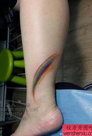 Mergaičių kojų populiarus klasikinis vaivorykštės tatuiruotės modelis