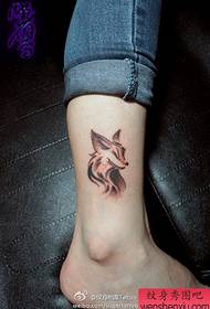 Simpatico modello di tatuaggio volpe per gambe di ragazze