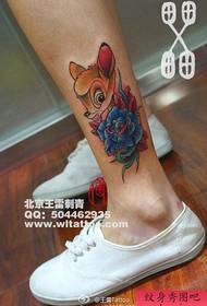 Lányok lábak klasszikus aranyos szarvas rózsa tetoválás minta