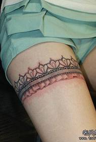 disegno del tatuaggio del merletto della gamba di una donna