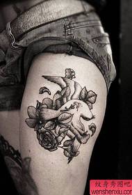 Tattoo show, rekommendera en kvinnas ben, duvor, ros tatueringar